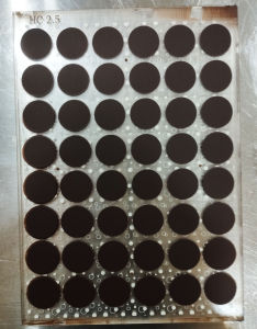 แม่พิมพ์ Stencil ช็อกโกแลต ทำป้ายตกแต่งอาหาร ขนาด 31x22 cm หนา 2.5 mm. พร้อมแผ่นรองประกบ ทรงวงกลมเส้นผ่านศูนย์กลาง 3 cm.