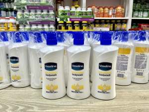 CHÍNH HÃNG Mỹ Sữa Tắm VASELINE Total Moisture Dưỡng Ẩm Và Làm Trắng Da 650ml