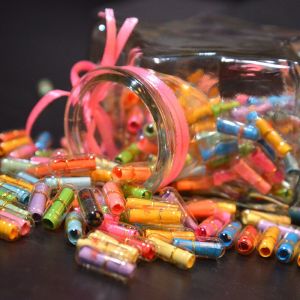 คอนขวดปรารถนางานแต่งงานของขวัญวาเลนไทน์ 100ชิ้นรักยาพร้อมกระดาษม้วน แคปซูลข้อความ