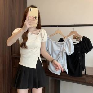 Ammin 2024 mùa hè cutout bất thường v-cổ ngắn tay cotton nguyên chất T-Shirt người phụ nữ cỡ rộng phong cách Hàn Quốc Áo Blouse cổ điển với eo nhăn nheo thiết kế khe không đối xứng Áo Blouse thanh lịch