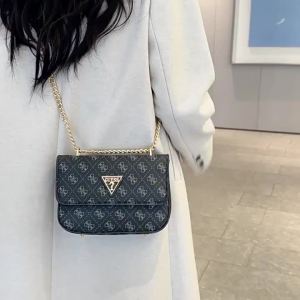 การค้าต่างประเทศสไตล์ใหม่ Guess Home กระเป๋าสะพายแฟชั่นป่าพิมพ์ย้อนยุคกระเป๋าสี่เหลี่ยมขนาดเล็กกระเป๋าสะพายโซ่เรียบง่าย