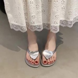 [Free Shipping] Heart-Shaped Flip-Flops 2026 Summer Seaside Beach Shoes Fashion New Flat Non-Slip Outdoor Beach Sandals