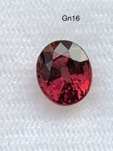 Gn16 พลอยโกเมน rhodolite garnet ดิบธรรมชาติ น้ำหนัก 1.7 กะรัต ขนาด 7x5.9x4.4 มิลลิเมตร