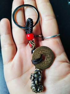 Móc khóa tỳ hưu phong thủy bằng đồng thau kèm ngũ đế ti.ền thu hút t.ài lộc may mắn