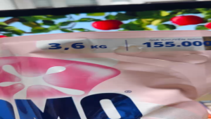 Nước giặt Omo cửa trên hương mẫu đơn và đàn hương túi 36kg
