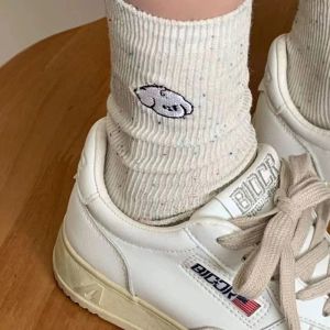 HoYiKae ถุงเท้าผู้หญิงถุงเท้ากลางน่องอเนกประสงค์ระบายอากาศสีขาวสไตล์ญี่ปุ่นอินอินเทรนด์ฤดูใบไม้ผลิและฤดูร้อนไอเดียเส้นด้ายน่ารัก jacquard ลูกสุนัขและแมว