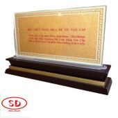 Biển chức danh chuẩn mica Đài Loan đế gỗ tam cấp