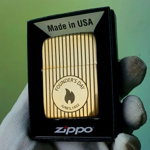 Bật Lửa Zippo Đồng Góc Bo Tròn FOUNDERS DAY Đáy Dập Đời 3 Gạch Xéo 1977 Bánh Xe Xéo Xỏ Chỉ ( Tặng Đá Bấc ) - Có Tem Đỏ