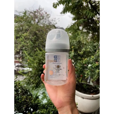 Bình sữa Pigeon cổ rộng PP núm thế hệ III hoạ tiết - Màu trắng đục