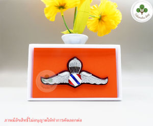 ปีกกระโดดหอตำรวจ รูปธงชาติ  งานโลหะ แบบแม่เหล็ก