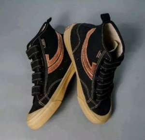 Sepatu Pria Dewasa Tanpa Tali Velcro Sneakers Kasual Hitam Polos Full Black Slip On Round Toe Cocok untuk Kerja