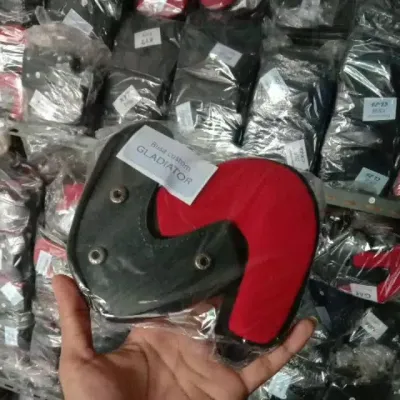 Busa helm / busa pipi nhk gladiator kanan-kiri kancing besi
