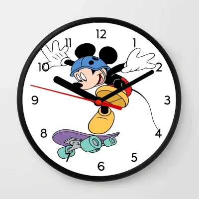 Jam Dinding dengan Gambar Penguin Imut di Atas Sled Camera Roll