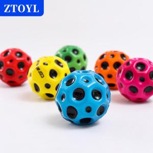 [COD] ZTOYL หลุมที่มีประโยชน์ลูกบอลนุ่มเด้งลูกต่อต้านฤดูใบไม้ร่วงดวงจันทร์รูปร่างพรุนของเล่นเด็กเด้ง
