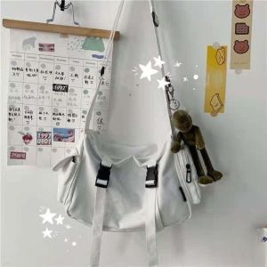 กระเป๋าสะพายข้างแฟชั่นวัยรุ่นมาใหม่ กระเป๋าผ้าแคนวาสสไตล์ญี่ปุ่นกระเป๋าสะพายข้าง จุของได้เยอะ