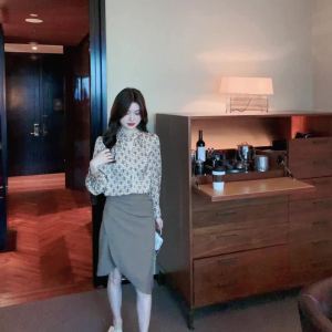 Ammin 2024 phụ nữ thời trang dài tay khí inlectual nhỏ v-cổ Áo sơ mi in hình thời trang hàn quốc ngọt ngào lỏng tất cả phù hợp với in ống tay phồng in áo voan