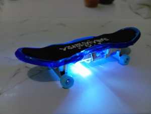 Finger SkateBoard Nyala Dan Ada Gambar/Mainan Skateboard Mini/Fingerboard Toy/Finger Skate