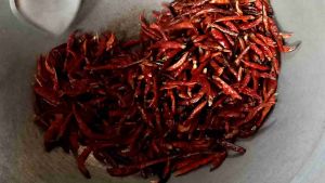 พริกเกลือลาว (ไม่มีน้ําตาล) 250 กรัม รสชาติเผ็ด+เค็ม สําหรับทานคู่กับผลไม้รสเปรี้ยว