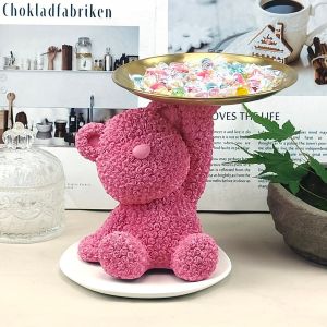 ของตกแต่งบนโต๊ะในบ้าน รูปปั้นหมีกุหลาบ แท่นวางของรูปหมีน่ารัก! ของตกแต่งบนโต๊ะในห้องรับแขกที่สร้างสรรค์ ดีไซน์รูปกุหลาบสวยหรู  แท่นวางของอเนกประสงค์ เพิ่มสไตล์ให้กับบ้านของคุณได้อย่างลงตัว! #ของตกแต่งบ้าน #แท่นวางของรูปหมี #รูปปั้นหมีกุหลาบ #ของตกแต่งบนโต