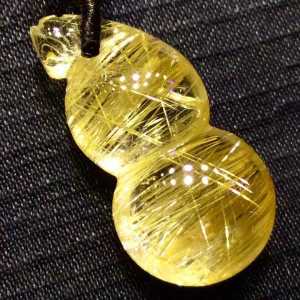 Một mặt dây chuyền pha lê tóc vàng tinh khiết tự nhiên tỏa sáng với ánh sáng vàng với cấu trúc tinh thể trong suốt và hiệu ứng mắt mèo cực kỳ đẹp. Mặc nó có thể thu hút sự giàu có tránh xa Linh Hồn tà ác đảm bảo an toàn và bảo vệ chống lại người xấu.