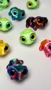 ประติมากรรมกบตาโตแบบข้อต่อที่เคลื่อนไหวได้รูปปั้นตกแต่งโต๊ะรูปสัตว์ตาจริงข้อต่อเลื่อนได้