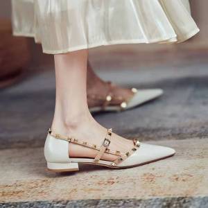 รองเท้าส้นสูงที่มีชีวิตชีวา  ฤดูใบไม้ผลิและฤดูร้อนใหม่รองเท้าแตะผู้หญิงทุกการแข่งขันตาข่ายสีแดงส้นหนา Baotou หมุดย้ำหัวแหลมเฉพาะรองเท้าผู้หญิงแบน