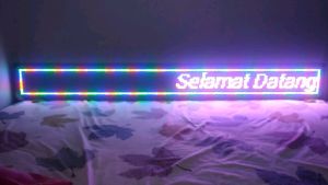 running teks berwarna 200x 20 cm setting tulisan pakai Wifi HP mudah dan cepat auto On-Off auto Redup dan terang Bergaransi. Doso Solo LED