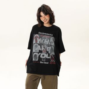 T-Shirt Wanita Hitam Lengan Pendek - Motif Abstrak & Tulisan Inggris Premium  Katun Bernapas Bahan Sejuk Tren 2025  Desain Streetwear Amerika Oversize Slim Fit  Baju Sweet & Spicy Eksklusif Kerah Bulat  Potongan Bahu Tegak  Ukuran Besar  Gratis Ongkir