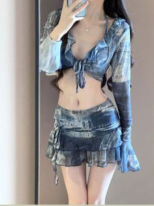 ชุดว่ายน้ำสำหรับผู้หญิงแนวเซ็กซี่คอวี2024 4ชิ้นมีผ้าคลุมเอวสูงดอกไม้แขนยาวแฟชั่นน่ารักยืดได้สีน้ำเงิน