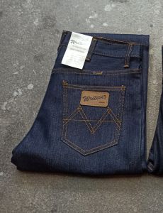 กางเกงยีนส์ผู้ชายยีนส์เข้มทรงกระบอกทรงคลาสสิกที่ใส่ได้ตลอดกาล  ผ้าด้านสวย 14 Oz  สไตล์แฟชั่น WRANGLER Straight Fit / Dark Indigo พร้อมส่ง