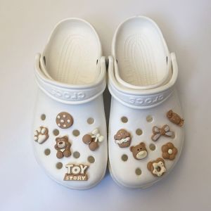 Crocs jibbitz quyến rũ Giày phụ kiện nhựa màu cà phê Gấu hoa đầy màu sắc có thể tháo rời Tự làm giày hoa khóa cho CROCS