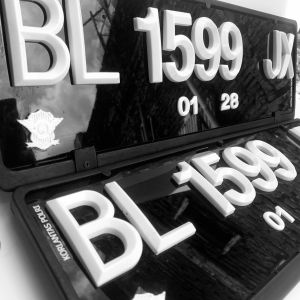 PLAT NOMOR MOBIL LANCIP HITAM HURUF PUTIH AKRILIK MEWAH SEGI 5 PIRAMID 1 SET SEPASANG