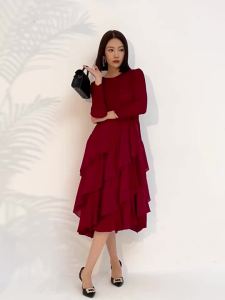 เทรนด์ชู้เสื้อผู้หญิง ชุดเดรสสลิมมิ่งหลวม ส่วนรอบที่สีทึบคอยาว นอกจากนี้ยังมีเค้ก เสียง 20230376