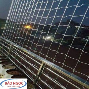 Lưới cước làm giàn cho cây leo khổ rộng 4-5m do mình căng cước đúc siêu bền sợi cước dày chịu nhiệt chịu lực độ bền cao