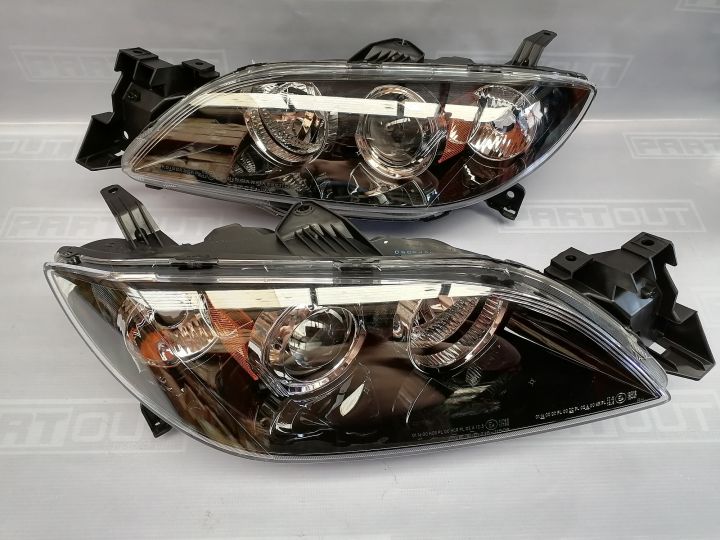 FOR 04-09 MAZDA 3 SEDAN 4-DOOR BLACK HOUSING PROJECTOR HEADLIGHT CLEAR CORNER