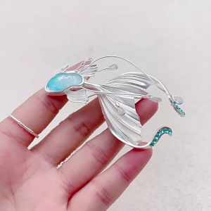 Corsage Pin Fish Shape Brooch Unique Brooch Pin Clothing Brooch Alloy Texture Suitable for Friendship and Celebration