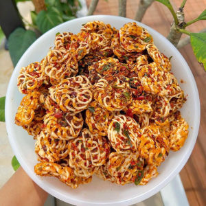 [READY MEDAN] Kerupuk Rafael 90gram Pedas Daun Jeruk Cikruh Viral