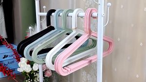 UltraSlim Non-Slip Clothes Hanger Slim Space Saving Wardrobe Hanger Plastic Closet Hangers with Strap Hooks (Dear J)