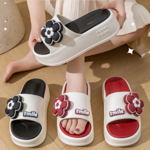รองเท้าแตะใส่นอกฤดูร้อนของผู้หญิง รองเท้าแตะส้นหนาลายการ์ตูนกันลื่นพื้นนุ่ม