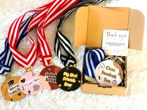 [FREE BOX] Medali Custom Akrilik/Kado Valentine /Hadiah Wisuda Ulang Tahun Pacar 1 Hari Jadi COD Seluruh Indonesia