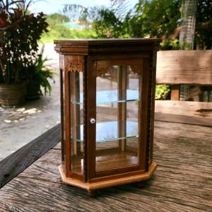 ตู้ไม้สักจิ๋วลาย 8 ชิ้น กระจก ทรง ตู้โชว์พระ ไอ้ไข่ สะสม ชั้นวางโมเดล ตู้ตกแต่ง ผลไม้จิ๋ว ร้านอาหาร ของขวัญ ของฝาก