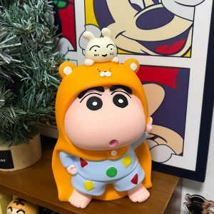 AILEBE ดินสอสีการ์ตูน ขนาดควีนไซส์ Shinchan PVC Fall-resistant Piggy Bank เหรียญความจุขนาดใหญ่ ผลิตภัณฑ์สำหรับนักเรียนขายส่ง กระปุกออมสิน