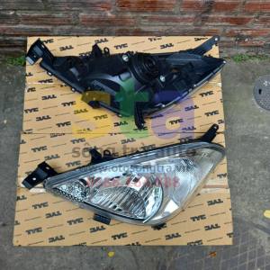 Đèn pha Toyota Innova 2006 - 2011. Ảnh là hàng TYC cao cấp