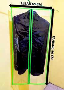 Cover baju gamis anti debu untuk pakaian laundry dengan empat kantong transparan berbingkai hijau.