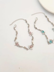 Trendy Flower Bracelet with Glittering Diamonds Sophisticated Flower Wrist Chain with Crystals Chic Bracelet