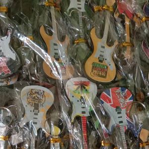 sultan souvenir..1 pack 100 pcs souvenir pernikahan gantungan kunci gitar kemas plastik souvenir pernikahan unik sovenir pernikahan soufenir pernikahan