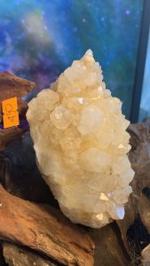 Ổ đá thạch anh vàng Citrine hình núi pha lê tán sắc lấp lánh tự nhiên vũ trụ kèm đế gỗ năng lượng tùy chọn
