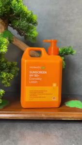 Kem Chống Nắng Phổ Rộng Bảo Vệ Da Của Úc Woolworths Sunscreen SPF50+ Everyday Lotion 1 lít - HÀNG XỊN - - Thành phần nha đam và vitamin E làm da dịu nhẹ và mịn màng không bị khô rát khi phơi dưới nắng. - Chất kem dày nhưng trơn tạo lớp film bảo vệ chắ