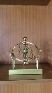 Celestial Orbit Pendulum Perpetual Motion Machine Kinetic Art Desk Decor Astronomy Model for Home Office Rotating Sculpture
