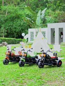 รถยนต์ไฟฟ้าสำหรับเด็กรถจักรยานยนต์เด็กผู้ชายรถสามล้อแบบชาร์จไฟได้เด็กสามารถนั่งบนรถของเล่นรีโมทคอนลรถแบตเตอรี่ไดรฟ์คู่